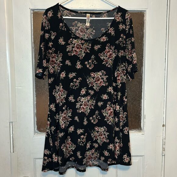 Lularoe Women’s Black and red loose fitting floral tshirt size XL - Picture 1 of 6
